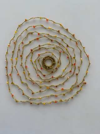 Collar dorado con detalles naranjas
