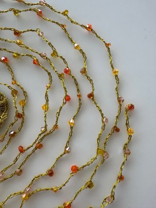 Collar dorado con detalles naranjas