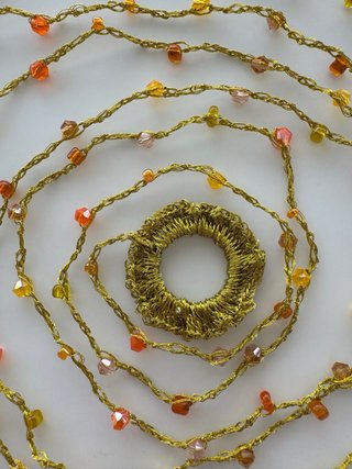 Collar dorado con detalles naranjas