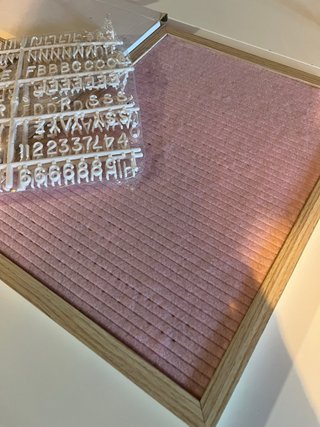 Pizarra de letras rosa decorativa