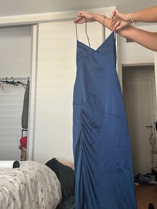 Vestido largo azul satinado