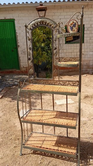 Recibidor de forja con espejo y mimbre.VALDEPEÑAS
