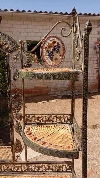 Recibidor de forja con espejo y mimbre.VALDEPEÑAS