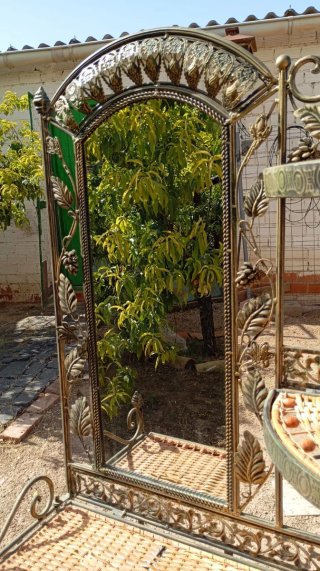Recibidor de forja con espejo y mimbre.VALDEPEÑAS