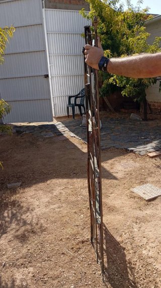 Recibidor de forja con espejo y mimbre.VALDEPEÑAS