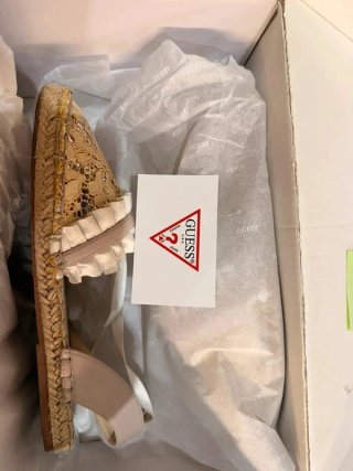 Zapatillas Guess Beige y Doradas