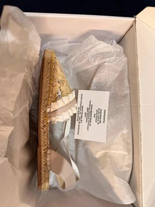 Zapatillas Guess Beige y Doradas