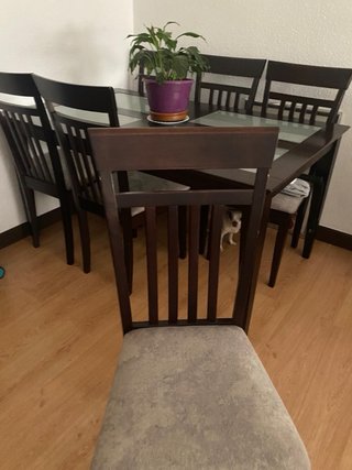 Mesa de comedor con sillas y muebles