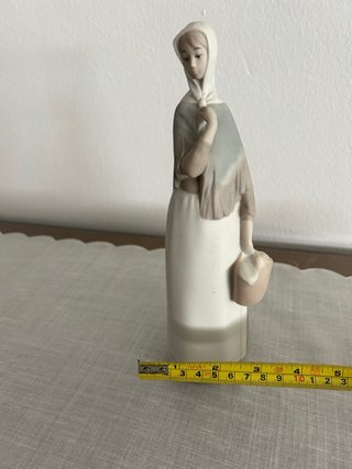 Figura porcelana joven con cesto