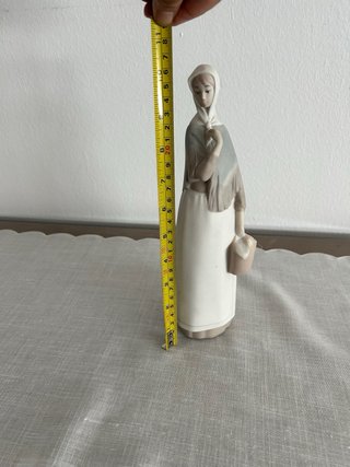 Figura porcelana joven con cesto