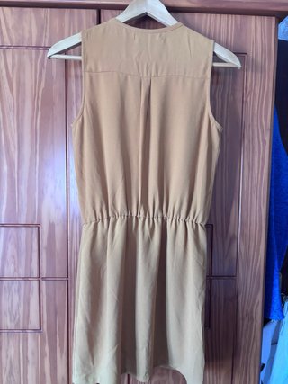 Vestido corto mostaza Sfera (talla S)