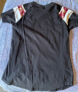 Camiseta SikSilk Negra con Diseño en Mangas