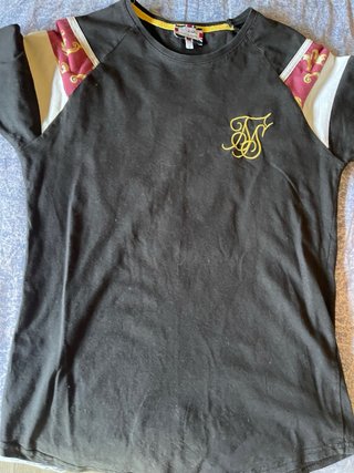 Camiseta SikSilk Negra con Diseño en Mangas