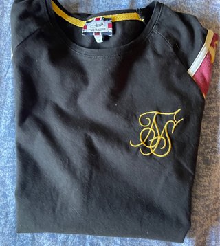 Camiseta SikSilk Negra con Diseño en Mangas