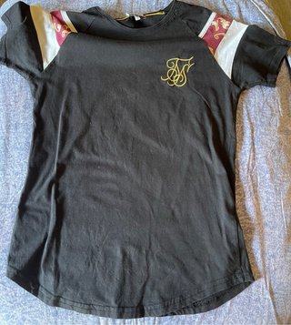 Camiseta SikSilk Negra con Diseño en Mangas