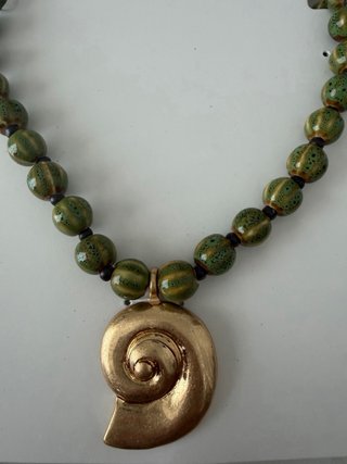 Collar MNG Bolas Verdes y Concha Dorada