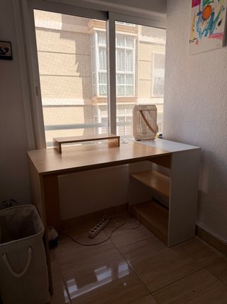 Escritorio madera con estanterías y elevador
