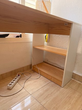 Escritorio madera con estanterías y elevador