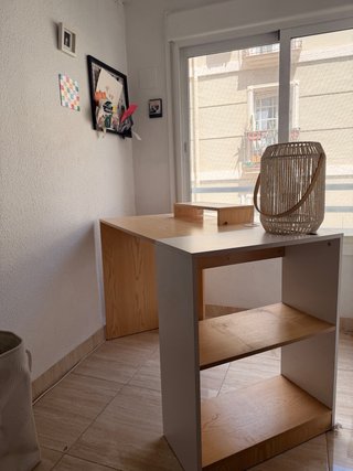 Escritorio madera con estanterías y elevador