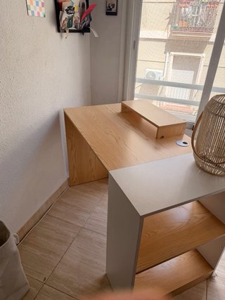 Escritorio madera con estanterías y elevador