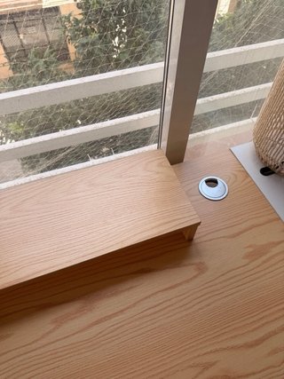 Escritorio madera con estanterías y elevador