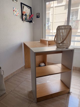 Escritorio madera con estanterías y elevador