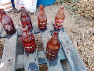 Botellas de cerveza antiguas Mahou y Cruzcampo