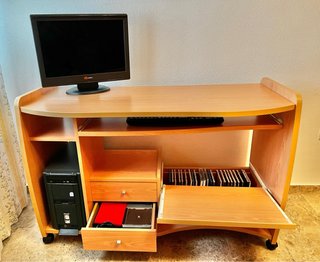 Mesa Ordenador + Silla IKEA regalo