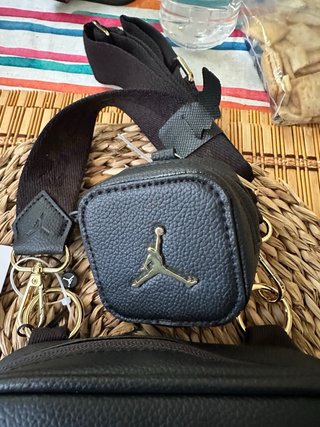 Bolso bandolera Jordan negro y dorado