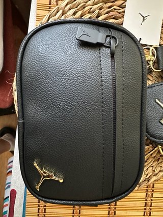 Bolso bandolera Jordan negro y dorado