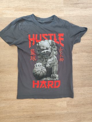 Camiseta Hustle Hard con León y Balón