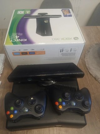 Xbox 360 Kinect 4GB con juego