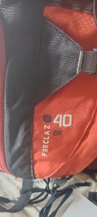 Mochila Quechua 40L Negra y Roja