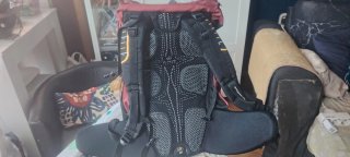 Mochila Quechua 40L Negra y Roja
