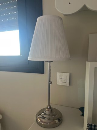 Lámpara de mesa Ikea plateada y blanca