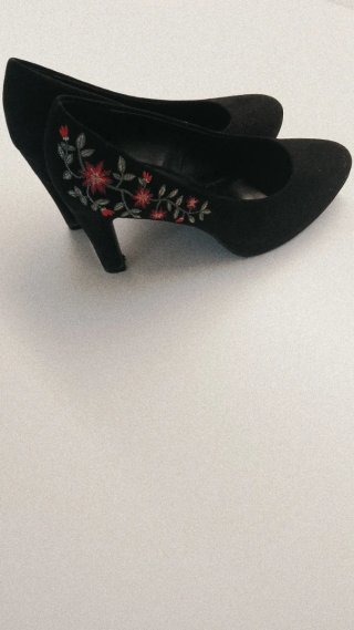 Zapatos de tacón negros con bordado floral
