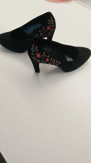 Zapatos de tacón negros con bordado floral
