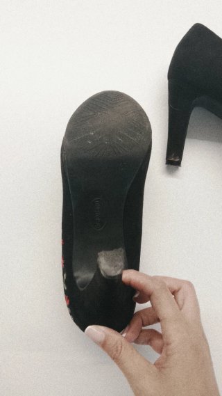 Zapatos de tacón negros con bordado floral