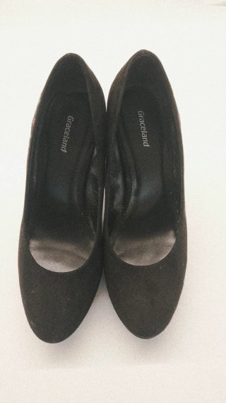 Zapatos de tacón negros con bordado floral
