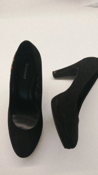 Zapatos de tacón negros con bordado floral