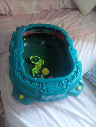 Pista Beyblade con accesorios