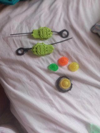 Pista Beyblade con accesorios