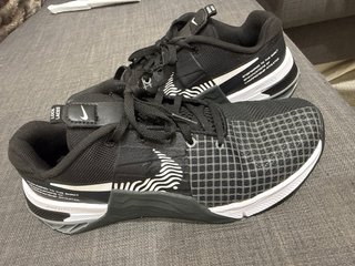 Zapatillas Nike Metcon Negras y Blancas