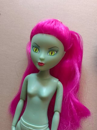 Lote Muñecas Disney Zombie y Bratzilia