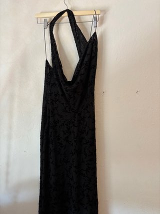 Vestido largo negro con detalles de terciopelo