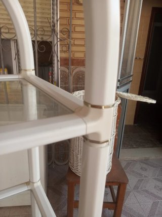 Estantería de pie blanca con baldas de cristal