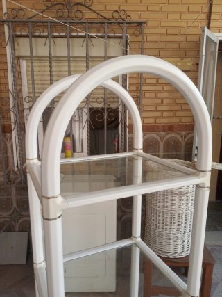 Estantería de pie blanca con baldas de cristal
