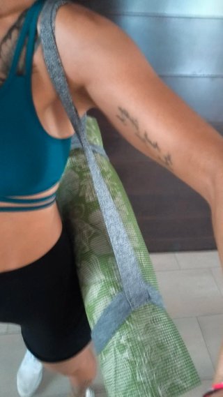 Esterilla de yoga verde con estampado floral