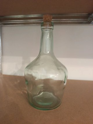 Damajuana pequeña de cristal con corcho.