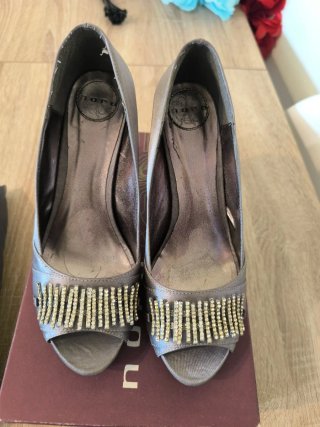 Zapatos tacón gris plata con pedrería